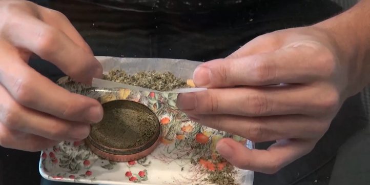 Rolling a Joint 01